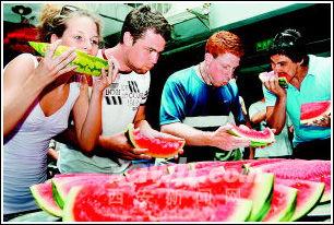 外国人怎么表达吃瓜,外国视角下的“吃瓜群众”现象解析